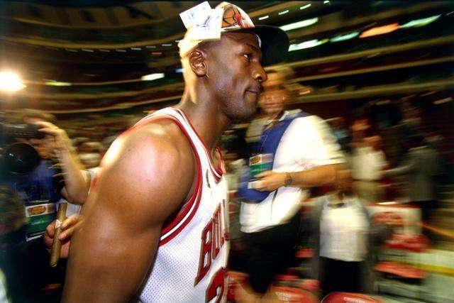 库里23分詹姆斯33+7+11浓眉缺阵 勇士大胜湖人